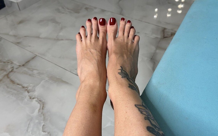 Julia domaina: Des orteils longs écartent les orteils en gros plan dans deux...