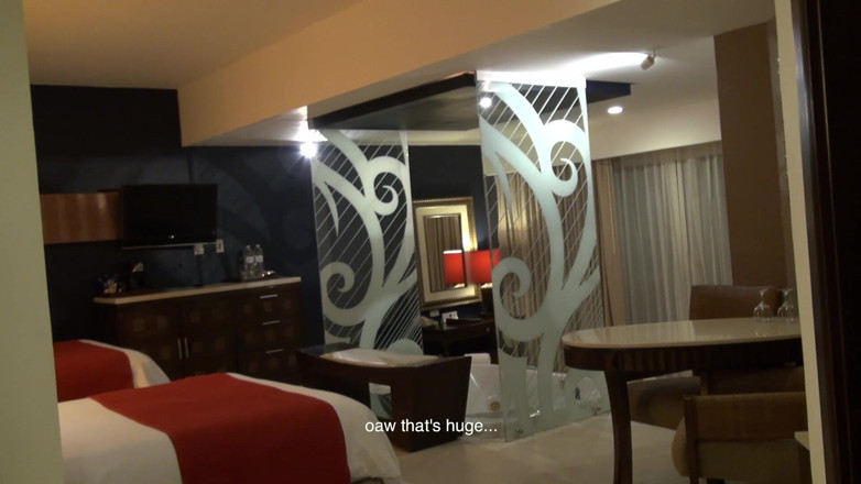 Julia Reaves world: Une MILF brune mature se fait baiser sous une douche...