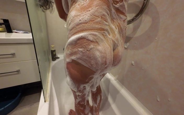 Emma Alex: 肥皂完美的继妹身体在 4k 慢动作