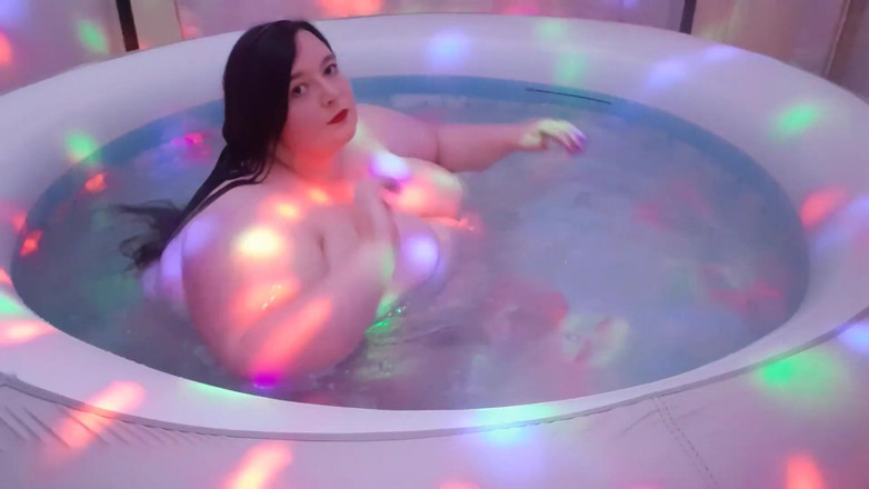 SSBBWLadyBrads: Awek montel ssbbw bergoyang-bergoyang dalam tab mandi panas