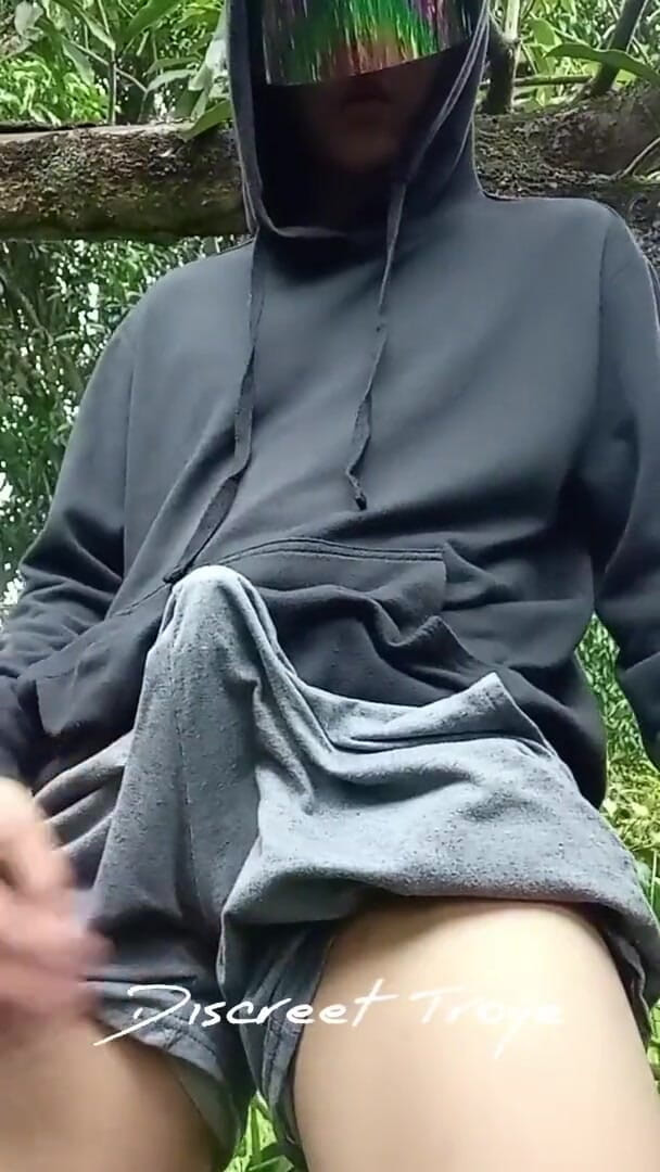 Troye_AsianPinoy: Pinoy enorme gozada em seu suéter