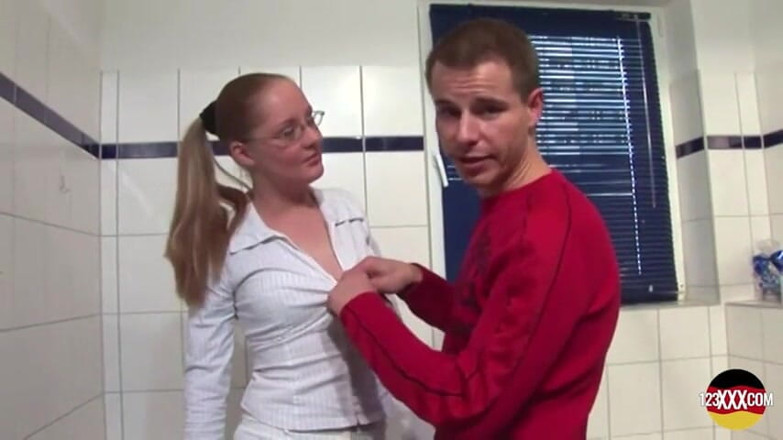 123XXX - 100% Amateurs: Bionda con il culo grasso dalla germania si fa spruzzare...