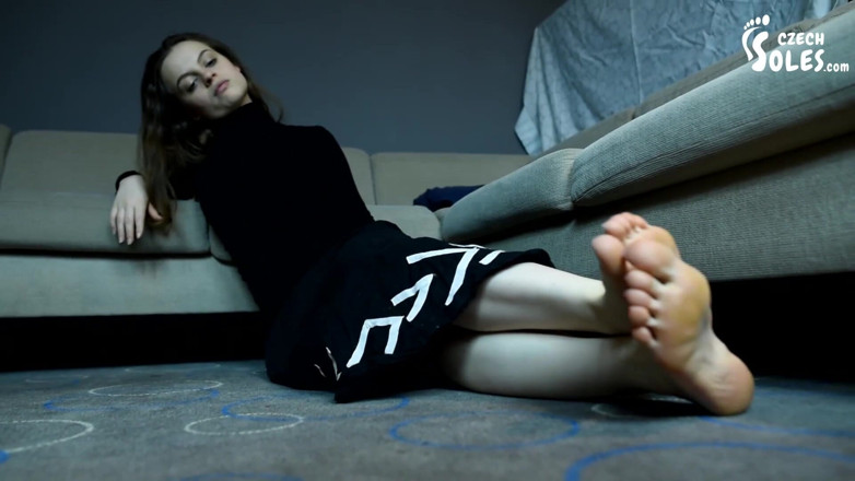 Czech Soles - foot fetish content: Flickvän som visar upp sina bara fötter och röda tingaglar