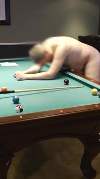 Perverky a Pervers kulečníková hra! Chlap dominuje Tranny Girl!
