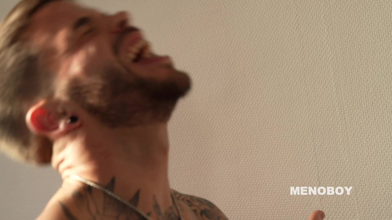 Menoboy: Sua bunda está cheia de esperma