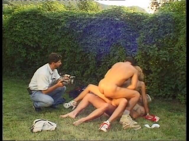 Anal Invasion: Una joven rubia por el culo follada en un jardín...
