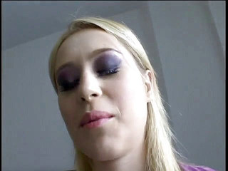 Dangerous Teens: Blondýnka s velkými prsy leží na posteli, aby ji položila