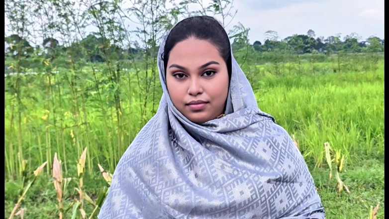 BD_X_HUB: Aku mergokin istri tetanggaku lagi sendirian di ladang jagung dan...