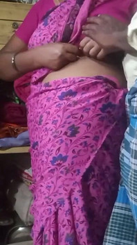 Une tatie desi indienne se fait baiser par son patron dans la maison du village