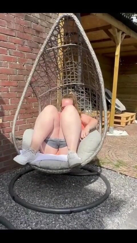 Naughty Mila: Spelen met mezelf en plassen