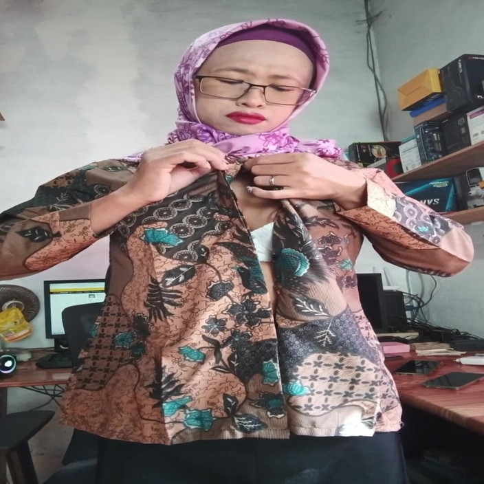 Mitha Zhe: Massive möpse, hijab transe wichst ihren schwanz