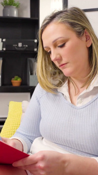 Terapeuta trata tu fetiche de pies - Clara Dee da instrucciones de paja