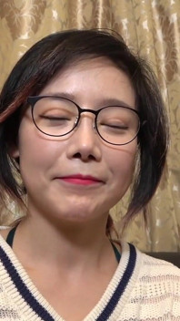 Bellezza coreana con i suoi occhiali - segretamente ampi busti stanno solo implorando di essere spremute