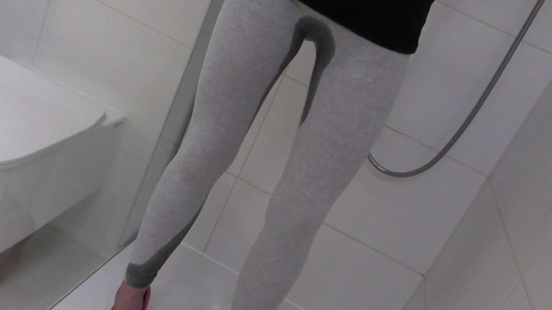 Aqua Pola: Lui mi fa pipì sul culo in leggings e piedi