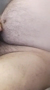 Urmărind filme porno și masturbându-se