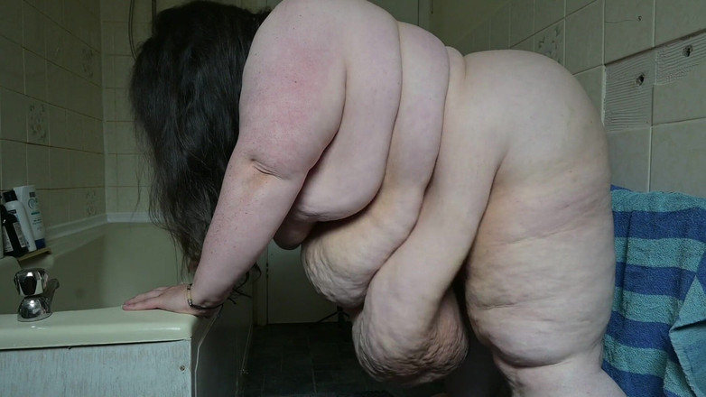 SSBBWLadyBrads: 超级肥胖的巨肚拍打视频