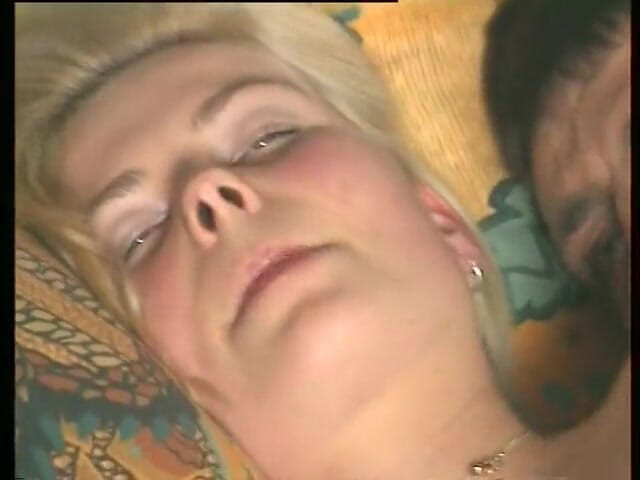 Crispy Teens: Sexy blonďatá teenagerka kouří a jezdí na tvrdém wangu svého...