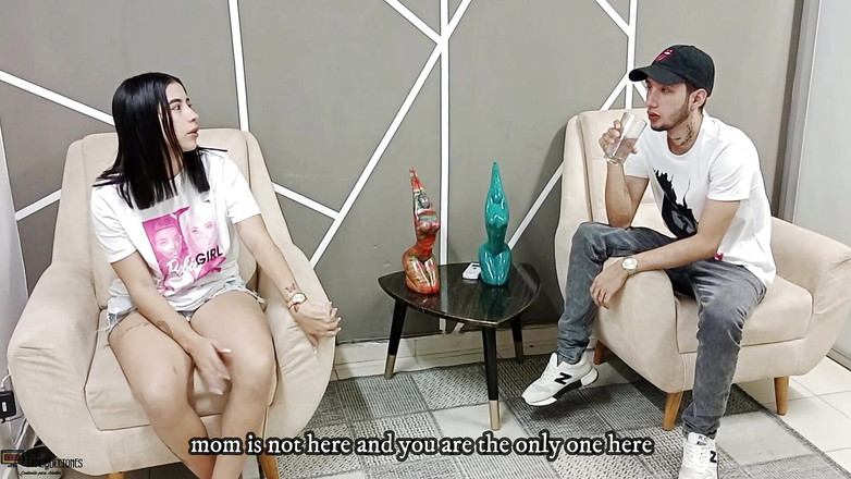 Vayolet: Mon demi-frère me vérifie que ma chatte devient sexy et...