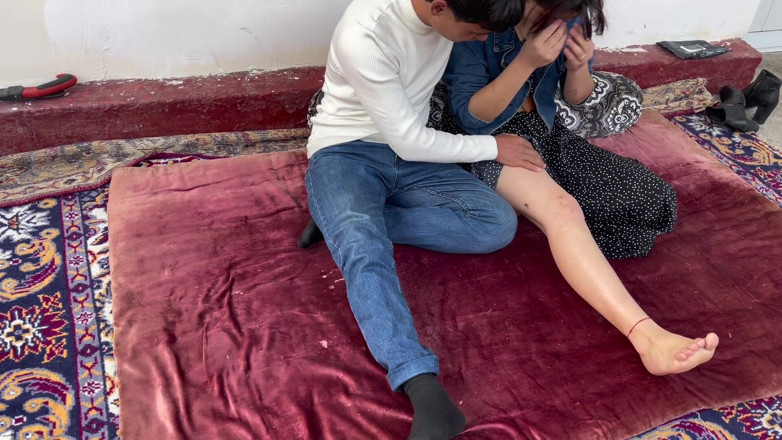 Roben: Deux amants fatigués du voyage se sont reposés et baisent