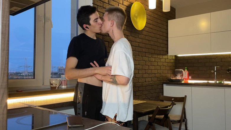 Ethan Lestray: 젖탱이에 정액을 대고 정액을 빨아