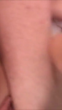 Gelukkige brunette hard in gangbang in haar poesje van dichtbij