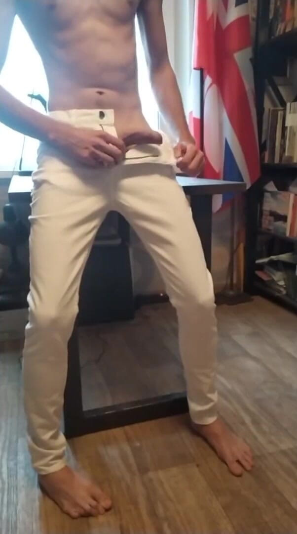 Dick Love Boys: Masturbación con la mano en jeans blancos