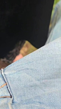 Kouření a škádlení jeho ptáka pod džínami