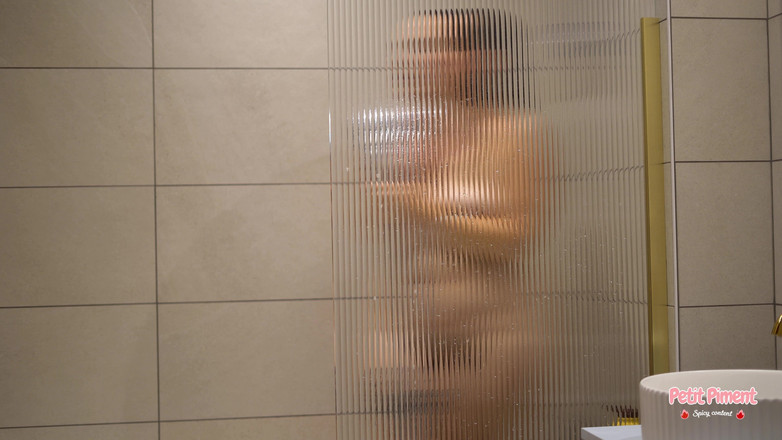 Petitpiment: Sertai saya di bilik mandi