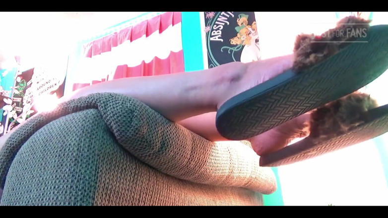 FondaDix: Tacky flip-flop necken