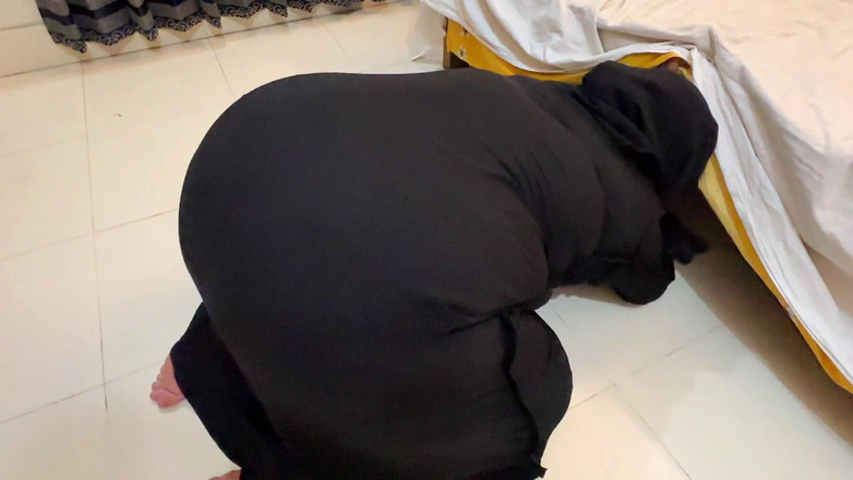 Aria Mia: Arabská sexy služka uvízla, když se uklízí pod postelí - velký...