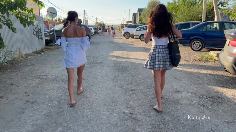 Katty West: Dua gadis jalan masuk tanpa celana dalam dan pamer memek