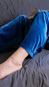 Mami sexy în pijamale, nu pot dormi, și începe să se mângâie peste tot, ajungând la un orgasm puternic