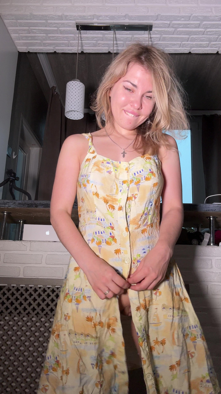 Misty Phoenix: Dans une robe d’été sans culotte