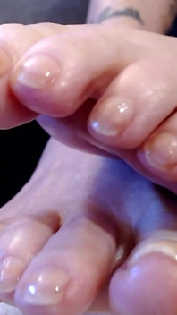 Lange natuurlijke teennagels geoliede voeten