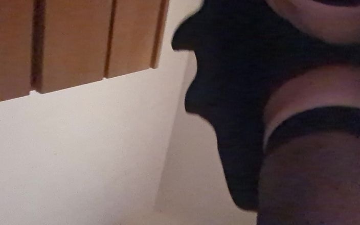 NikkiGee: Rilassarsi prima di andare a letto, calze, gonna corta e...