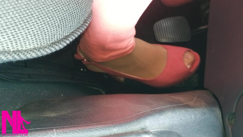 Nyllady: Revving und handjob zum gear stick in nackten nylons und...