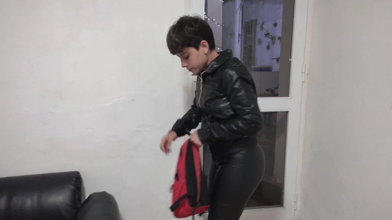 SugarPose: Jasmine'in kıyafetleri bir canavar tarafından yeniliyor