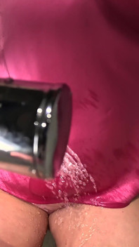 Weelderige milf met bubbelkont heeft badplezier voorovergebogen om natte creampie druipend poesje te krijgen - Projectfundiary