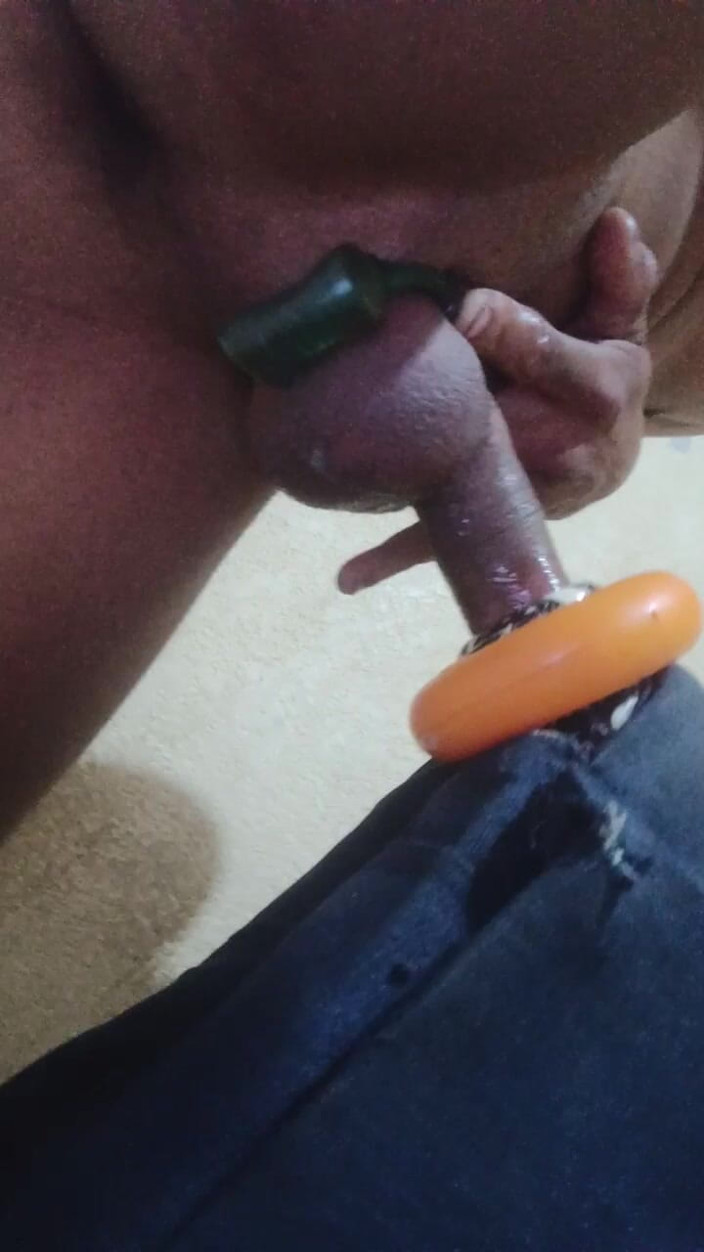 Red lait: Skinny Guy Masturbating at Home