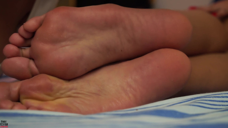 Foot Fetish Center: Фут фетиш - гарна брюнетка поклоняється ногам своєї найкращої подруги