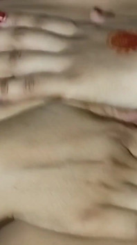 La moglie appena sposata scopa