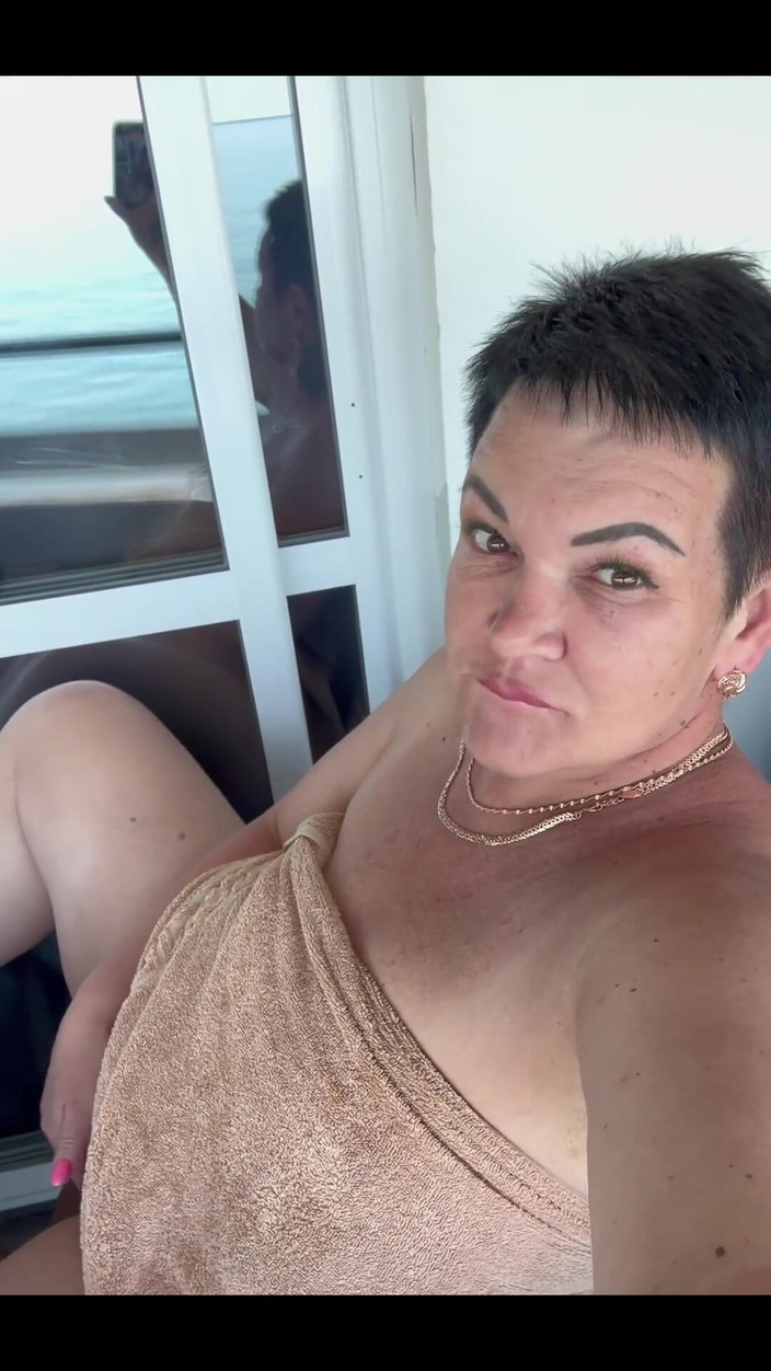 KarmenMilf: Extrémní na balkóně u moře, Hladím se, Moje kundička