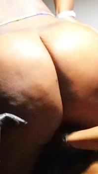 Šťastná dívka Money Moscato - Big Booty Black MILF stříká, stříká a dostane obrovský výstřik na obličej