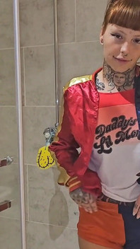Pișându-mă prin ținuta mea Harley Quinn