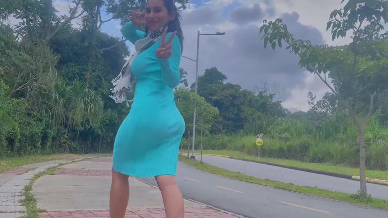 Jenifer Play: Voy a caminar y chico de la calle me folla...