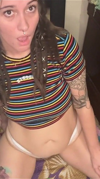 Brunetă excitată fumând și călărind un vibrator