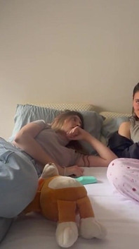 Due ragazze si divertono in un gruppo di migliori amiche