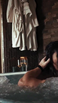 Tante seksi amatir jacuzzi dientot habis-habisan sama orang asing