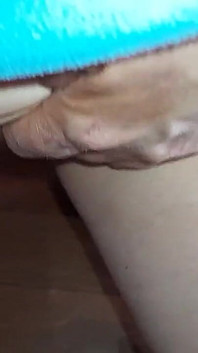 Ich habe meine stiefmutter beim filmen eines porno-videos unter dem tisch erwischt
