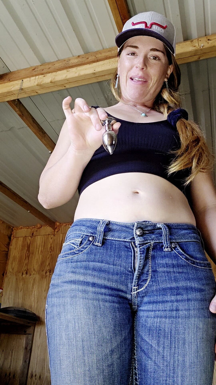 NaughtyRedFarmgirl: Redhead Preps Asshole with Vibrating Buttplug